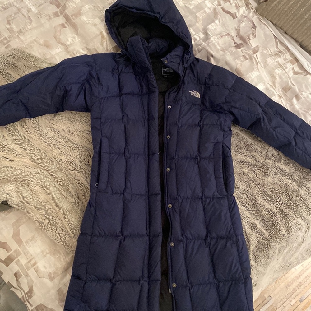 Barely worn navy North Face women’s size M. Excellent condition.